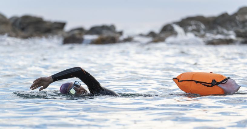 Pływanie open water: najważniejsze zasady i niezbędny sprzęt. Wskazówki dla początkujących